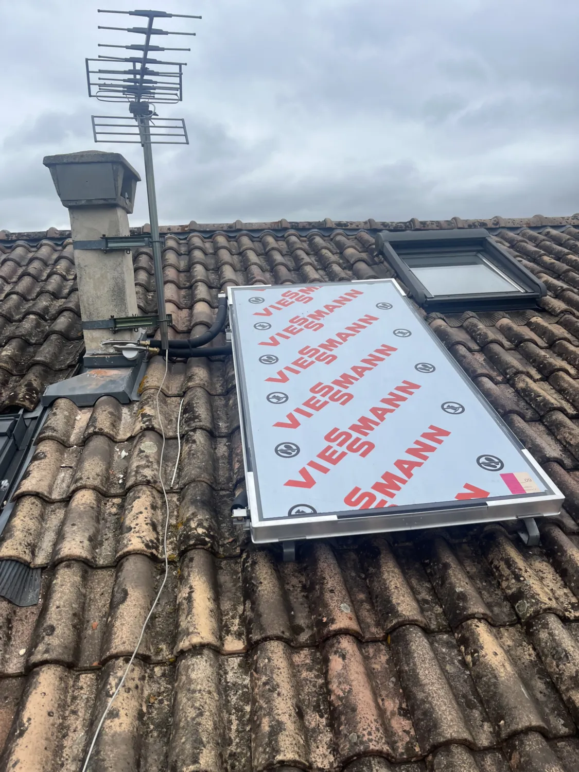 Réalisations - Chauffe-eau solaire - capteur-solaire-thermique-viessmann-toiture-foix - HG Habitat - Plombier Chauffagiste en Ariège