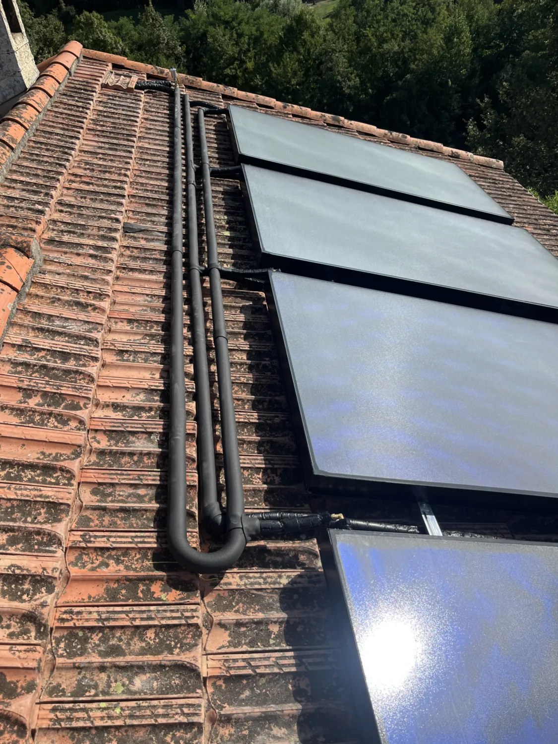 Réalisations - Chauffe-eau solaire - capteurs-solaires-thermiques-toiture-maison-foix-1 - HG Habitat - Plombier Chauffagiste en Ariège