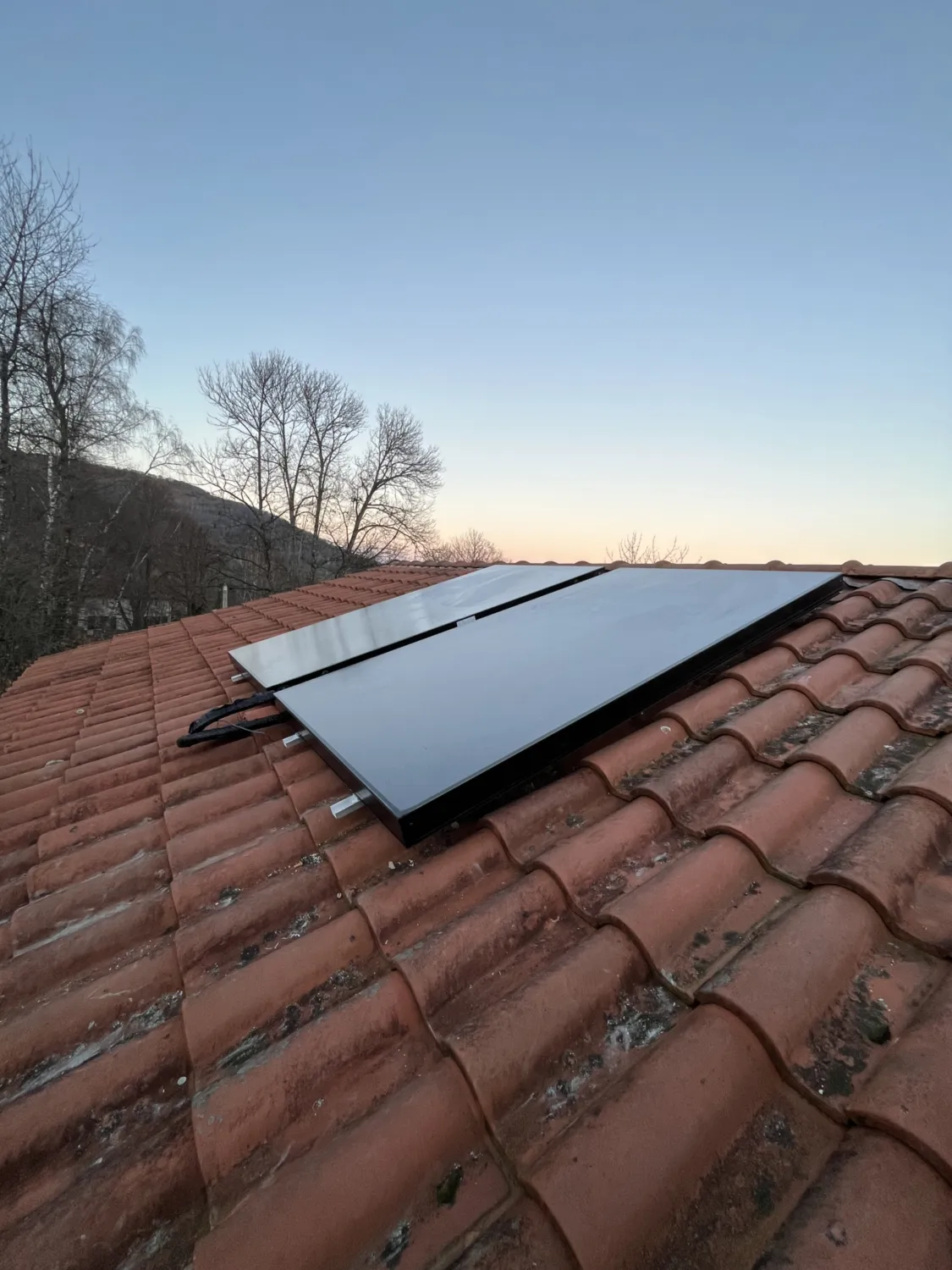 Réalisations - Chauffe-eau solaire - capteurs-solaires-thermiques-toiture-maison-foix - HG Habitat - Plombier Chauffagiste en Ariège
