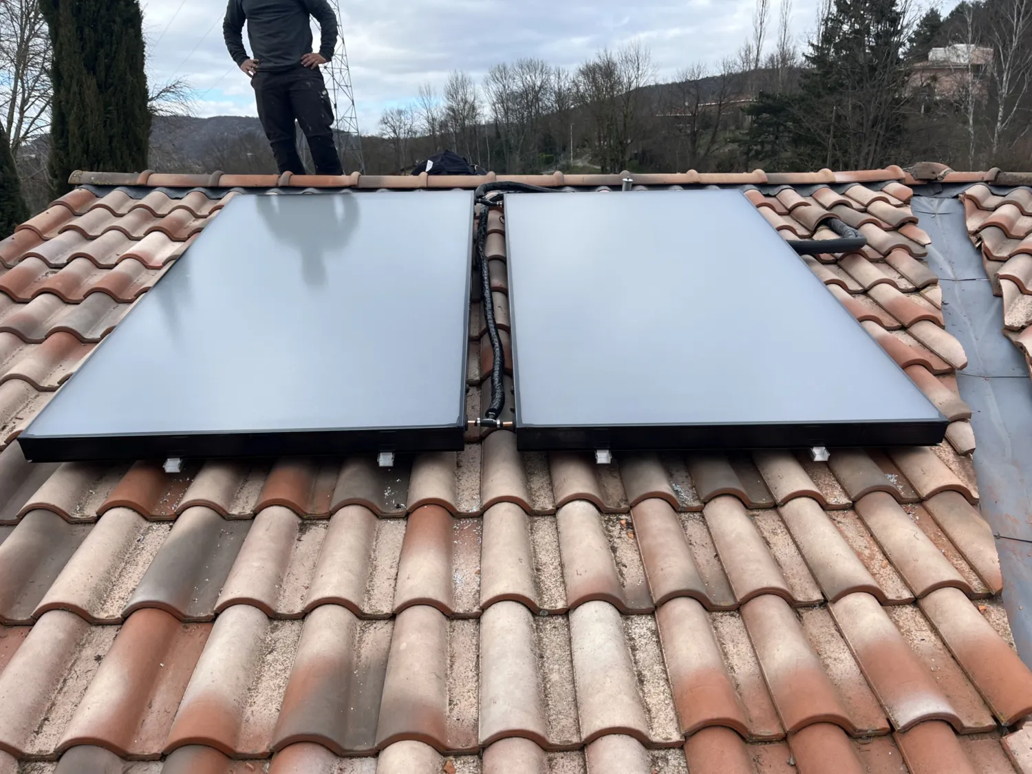 Réalisations - Chauffe-eau solaire - installation-chauffe-eau-solaire-toiture-maison-foix - HG Habitat - Plombier Chauffagiste en Ariège