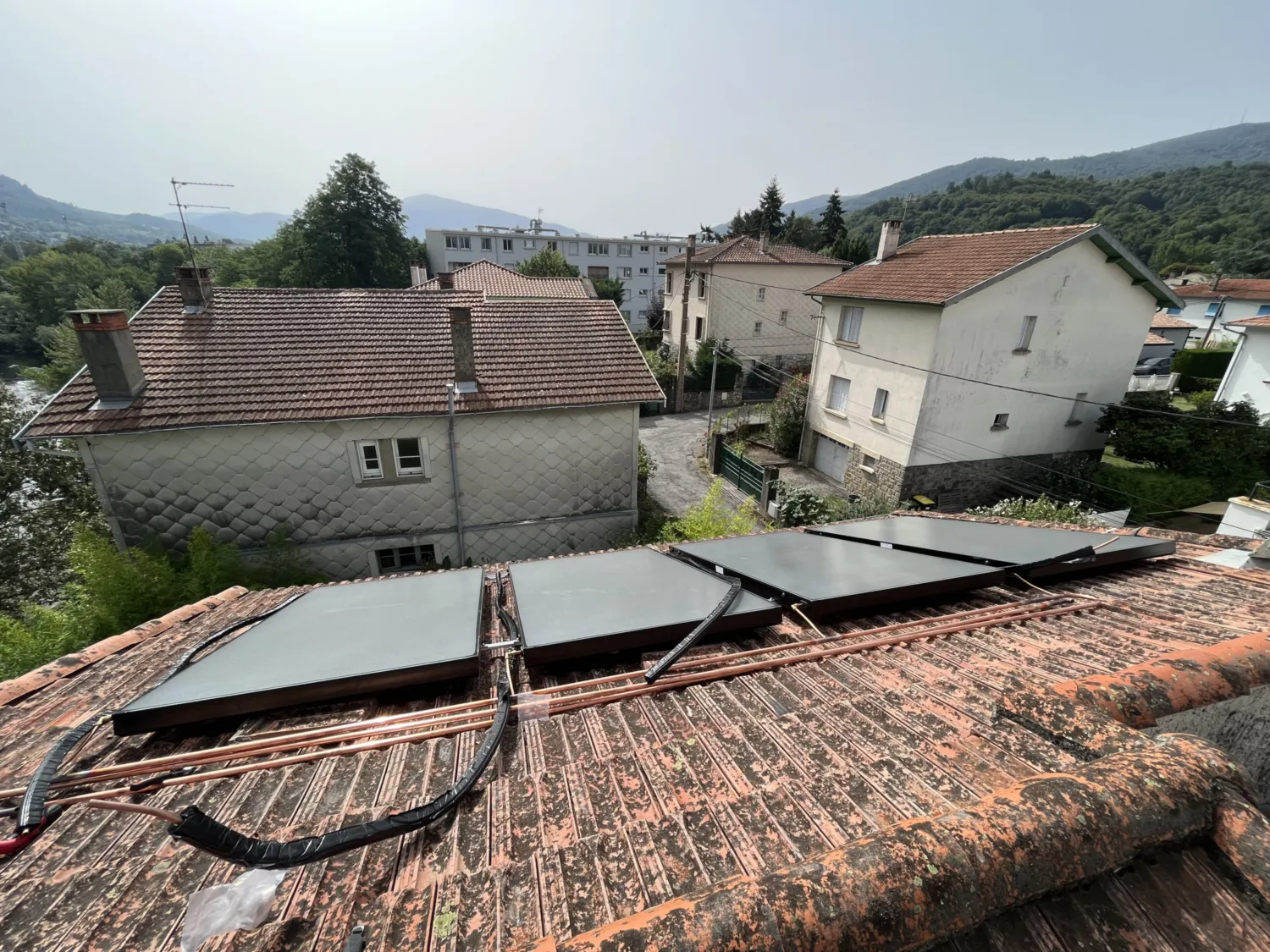 Réalisations - Chauffe-eau solaire - installation-panneaux-solaires-thermiques-maison-foix - HG Habitat - Plombier Chauffagiste en Ariège