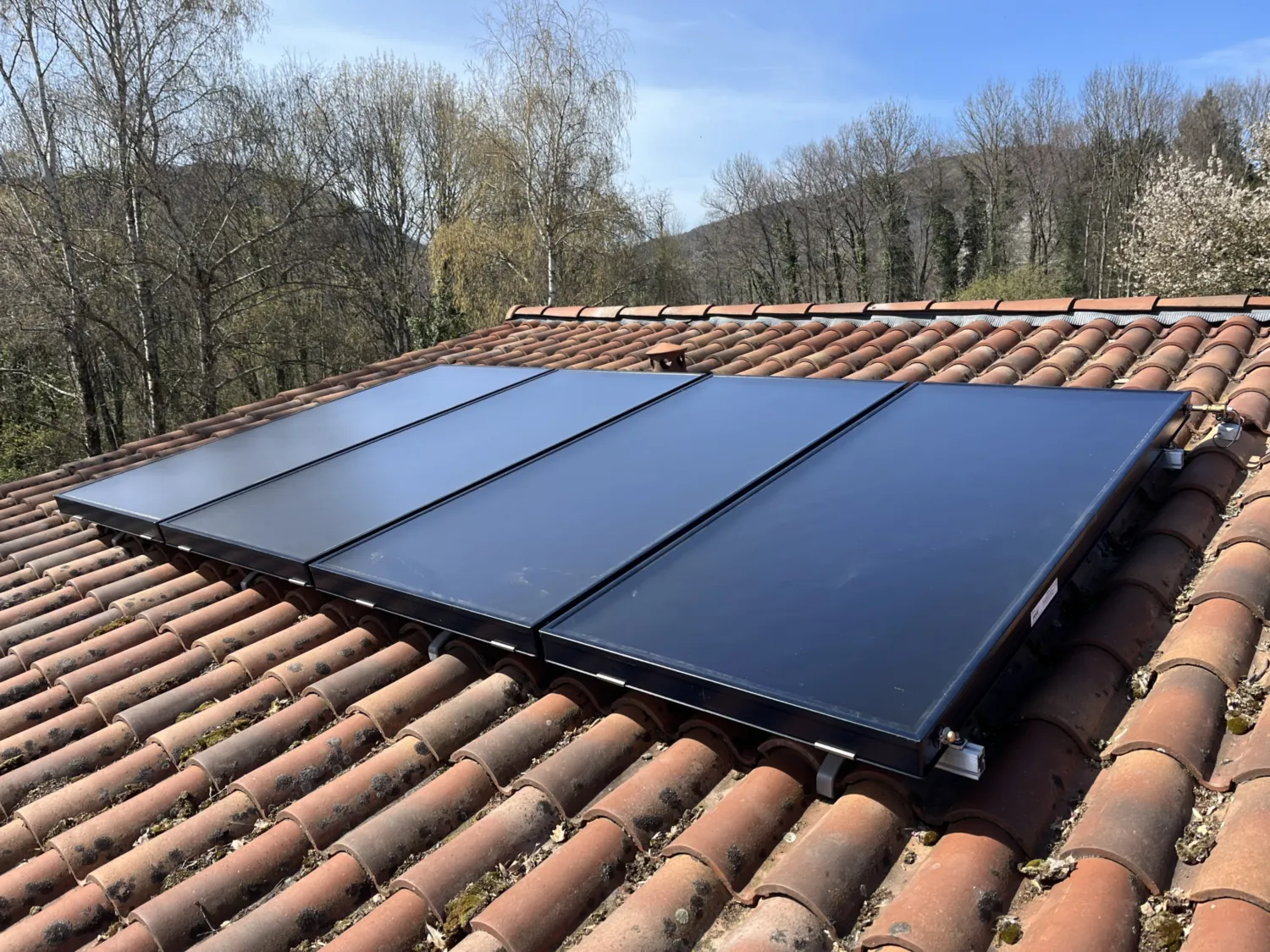 Réalisations - Chauffe-eau solaire - installation-solaire-thermique-capteurs-toiture-foix - HG Habitat - Plombier Chauffagiste en Ariège