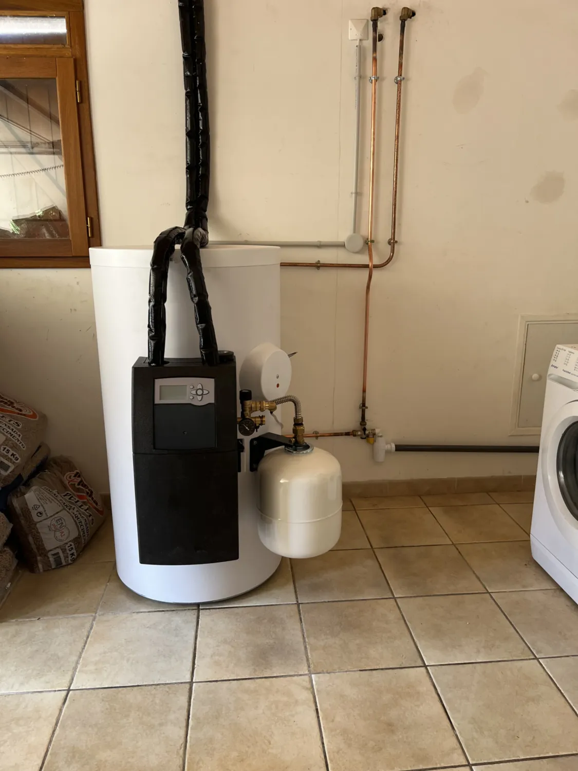 Réalisations - Chauffe-eau solaire - installation-solaire-thermique-complete-maison-foix - HG Habitat - Plombier Chauffagiste en Ariège