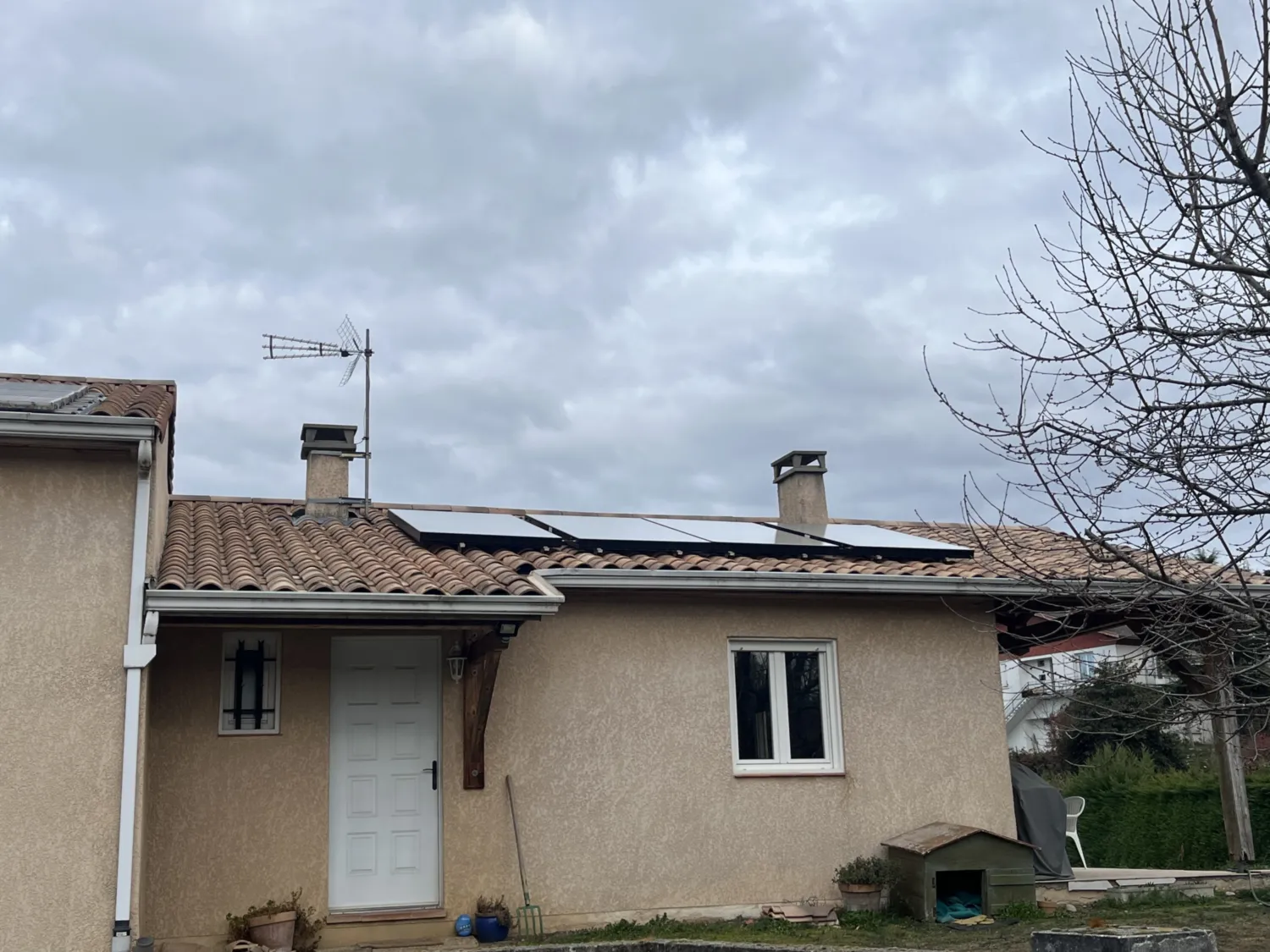 Réalisations - Chauffe-eau solaire - maison-equipee-panneaux-solaires-thermiques-toiture-foix - HG Habitat - Plombier Chauffagiste en Ariège