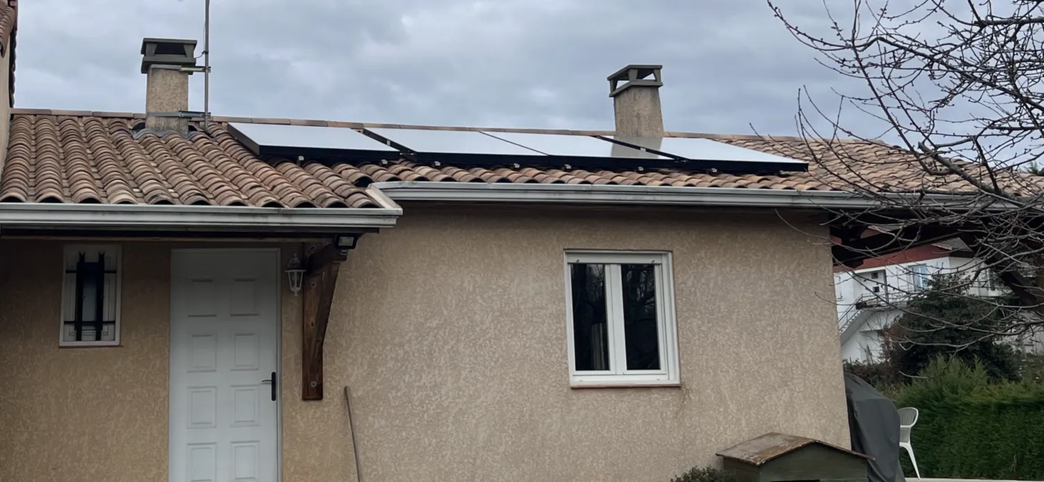 Réalisations - Chauffe-eau solaire - panneaux-solaires-thermiques-maison-neuve-foix - HG Habitat - Plombier Chauffagiste en Ariège