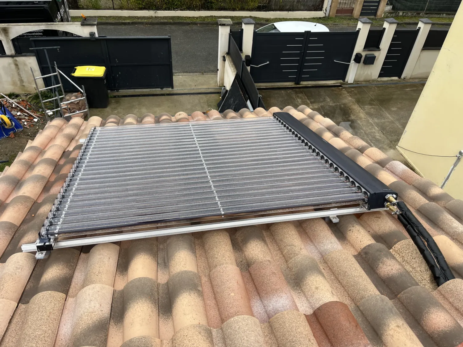 Réalisations - Chauffe-eau solaire - panneaux-solaires-thermiques-tubes-sous-vide-toiture-foix - HG Habitat - Plombier Chauffagiste en Ariège