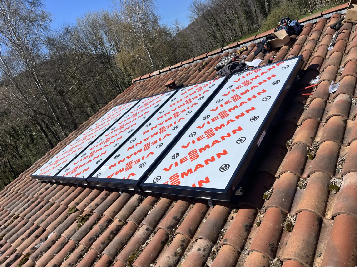 Réalisations - Chauffe-eau solaire - raccordement-tuyauterie-solaire-thermique-toiture-foix. - HG Habitat - Plombier Chauffagiste en Ariège