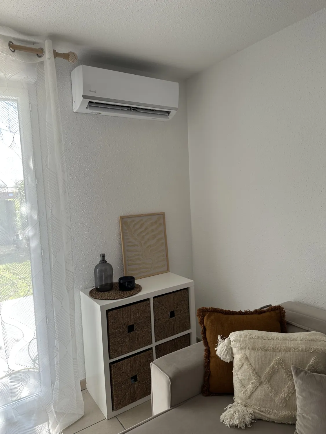 Réalisations - climatisation réversible- climatisation-airwell-interieur-piece-vie-maison-foix - HG Habitat