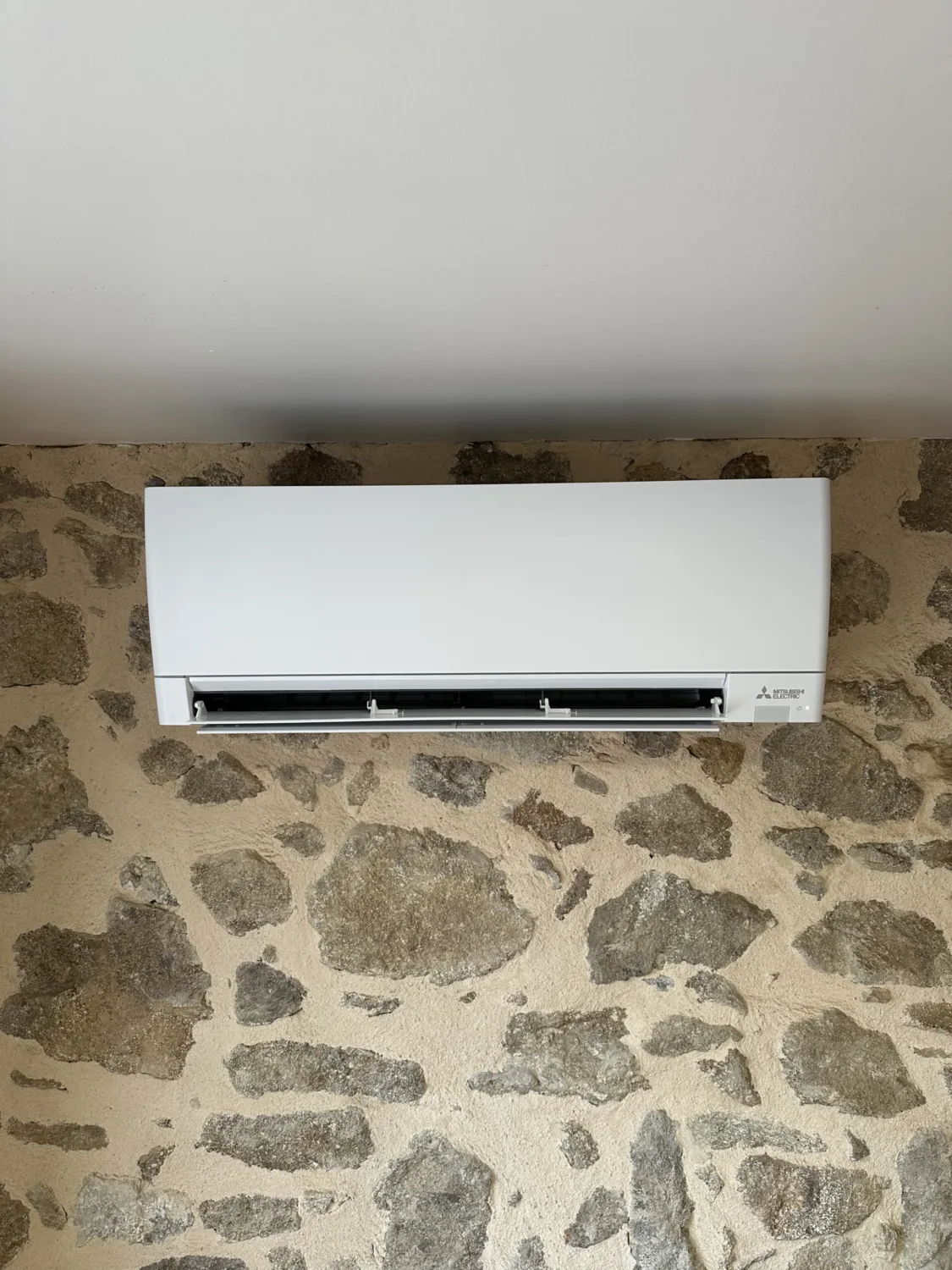 Réalisations - climatisation réversible- climatisation-murale-mitsubishi-interieur-maison-renovee-foix - HG Habitat
