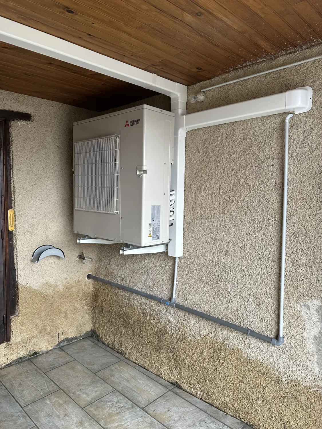 Réalisations - climatisation réversible- pompe-a-chaleur-mitsubishi-unite-exterieure-fixation-murale-foix - HG Habitat