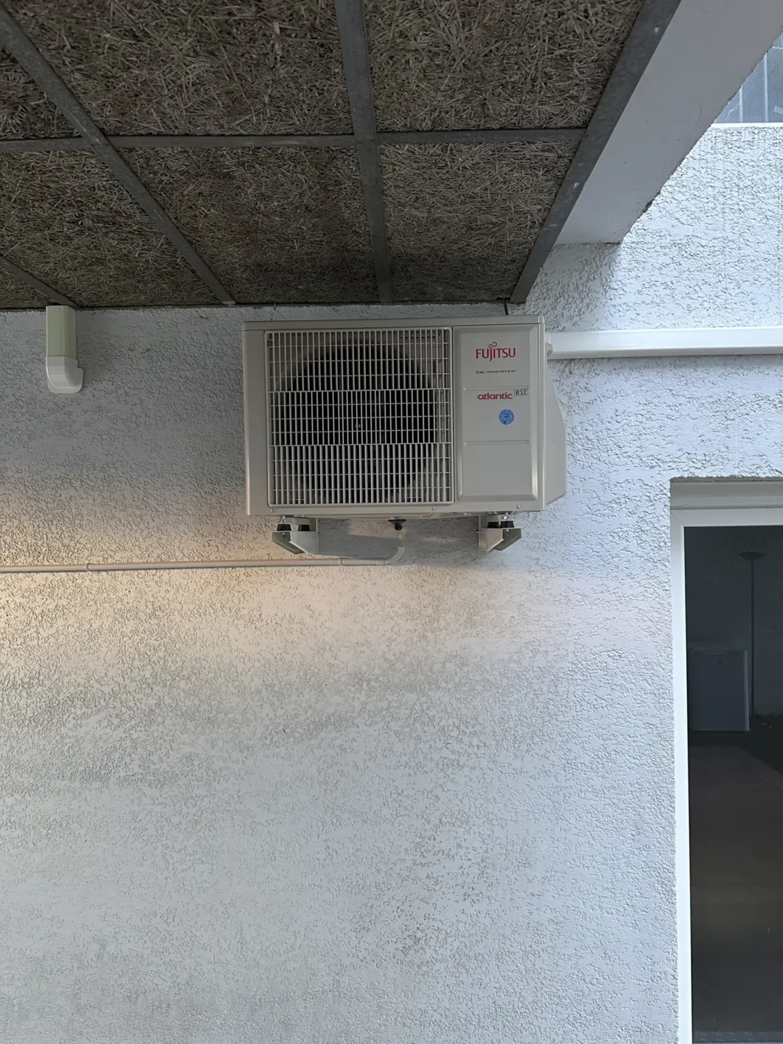 Réalisations - climatisation réversible- unite-exterieure-climatisation-airwell-terrasse-maison-foix. - HG Habitat