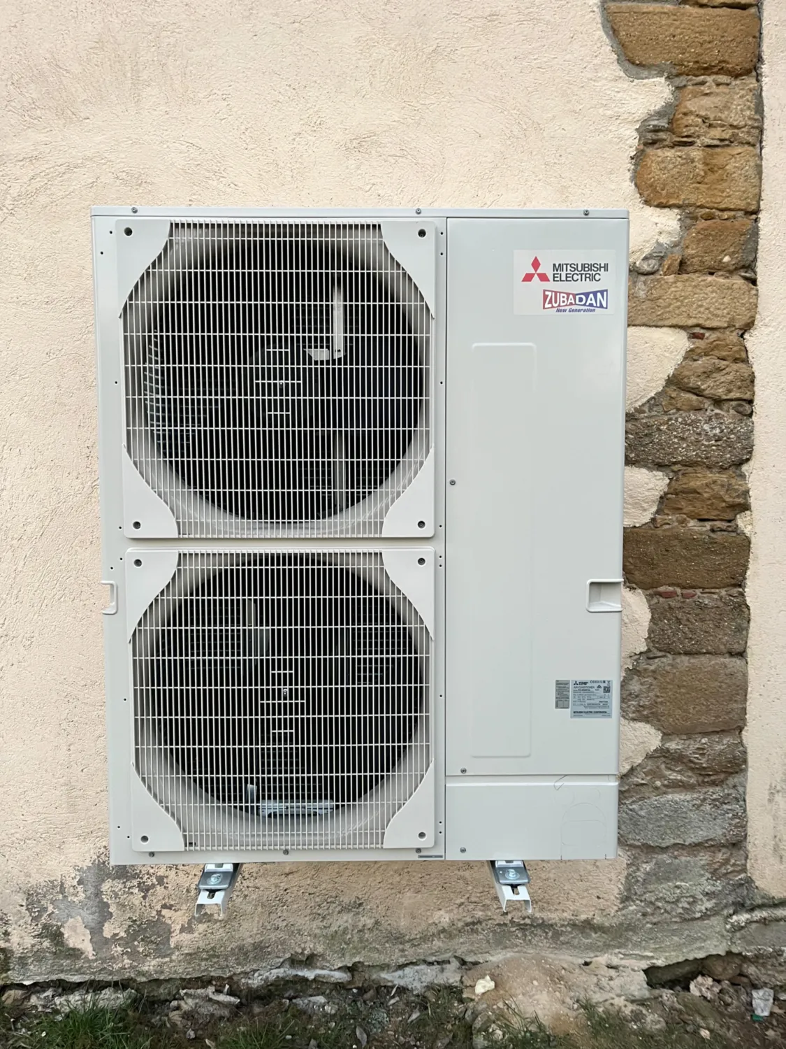 Realisations unite exterieure pompe a chaleur mitsubishi zubadan HG Habitat Plombier Chauffagiste en Ariege