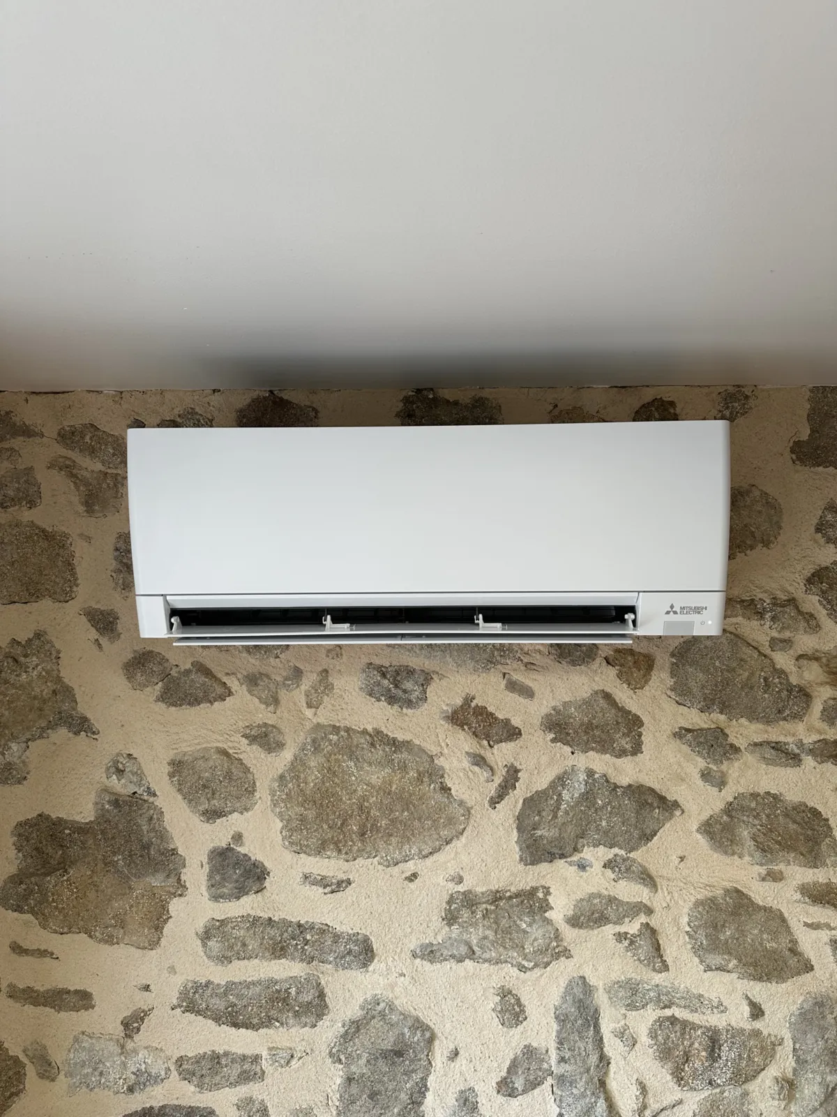 climatisation-murale-mitsubishi-interieur-maison-renovee-foix