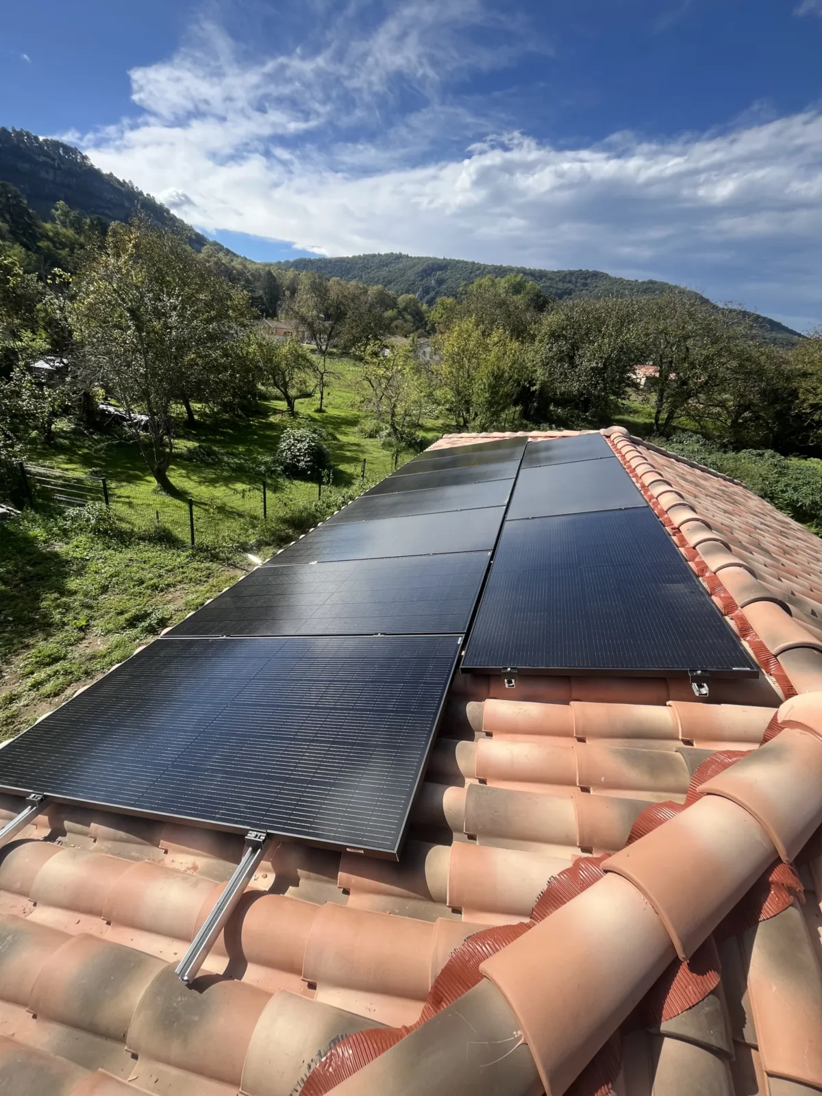 installation-panneaux-solaires-photovoltaiques-toiture-foix-hg-habitat