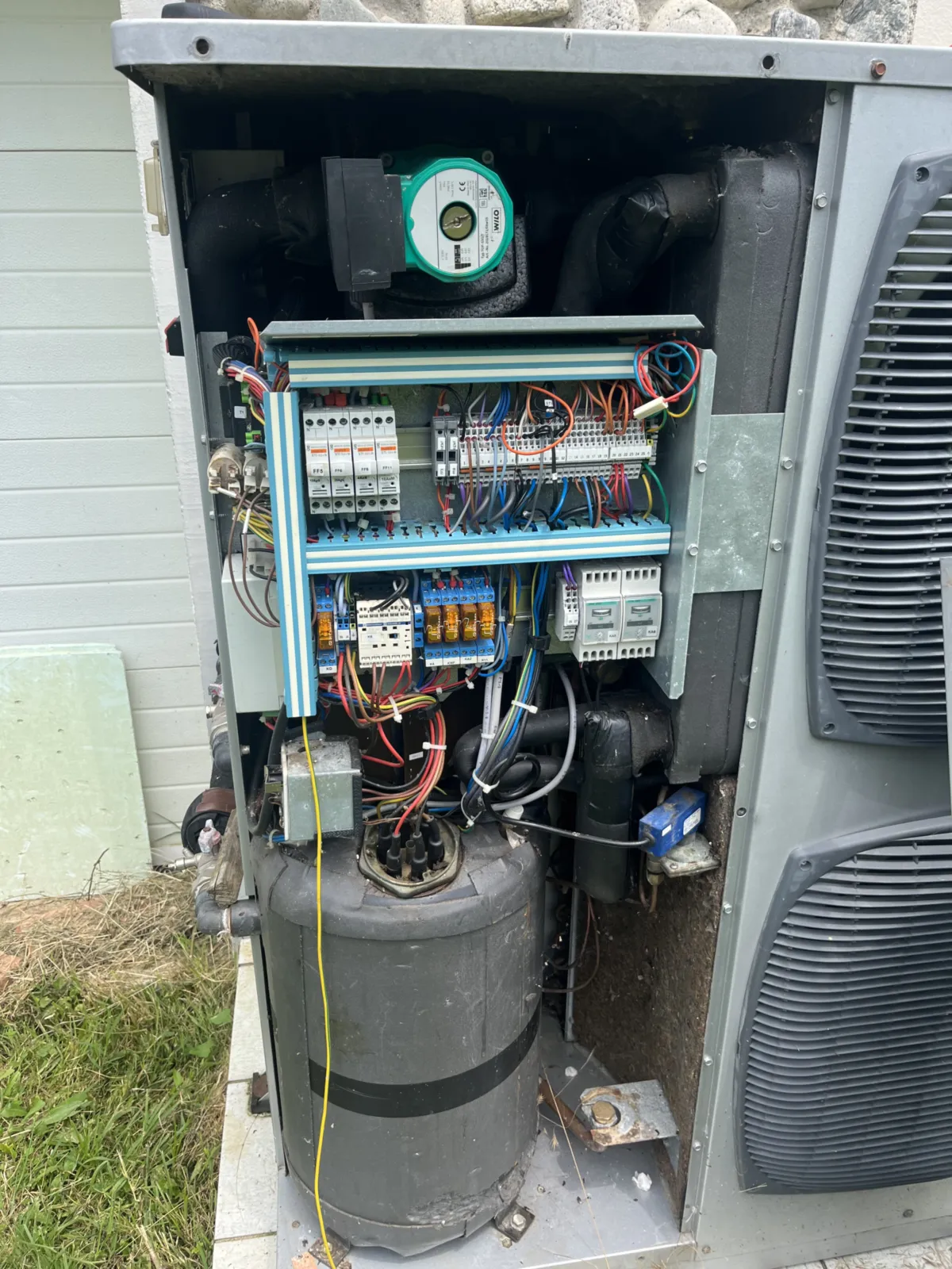 maintenance-pompe-a-chaleur-carte-electronique-foix-hg-habitat
